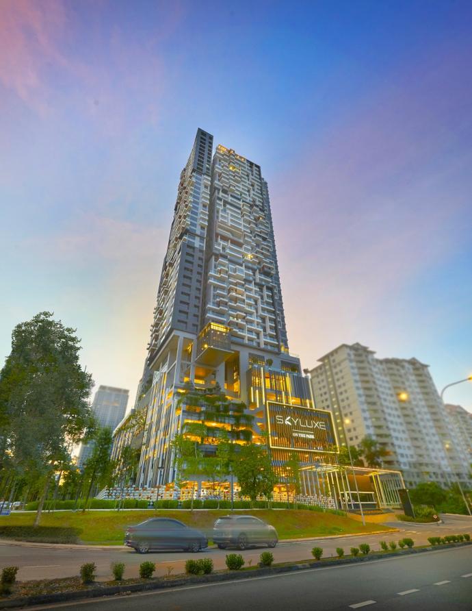 SkyLuxe on The Park住宅项目外观设计呈现不规则视觉效果,打破传统高层建筑的单调,树立新标杆。