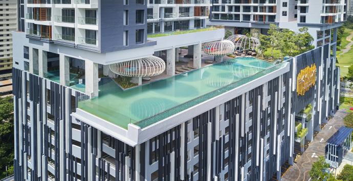 SkyLuxe on The Park配备顶级设施,包括住户可在无边际泳池畅游的同时欣赏隆市全景。